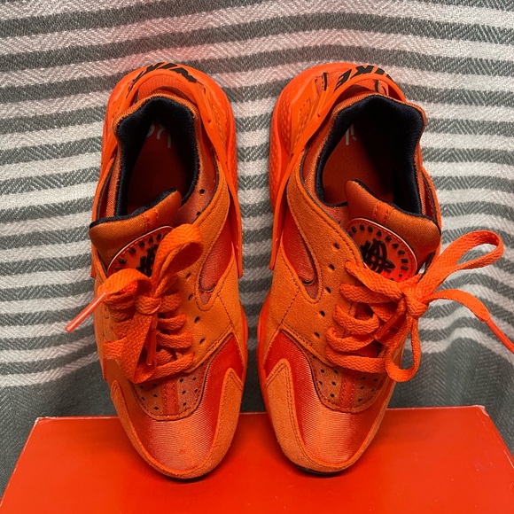 Nike Air NIB Huarache "Rush Orange/Black" Shoes Size 6 - Picture 2 of 5